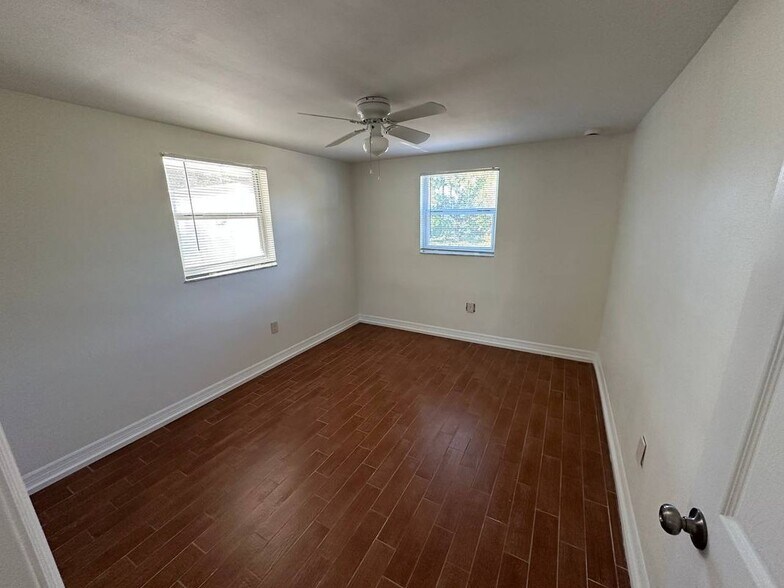 Building Photo - 453 90th Ave N