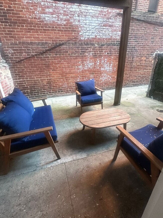 Building Photo - Modern Basement Unti 1 Bedroom/1 Bath, Recently renovated, new stainless steel appliances, floori...