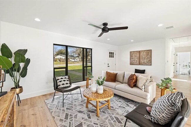 Building Photo - 6202 Brookside Dr