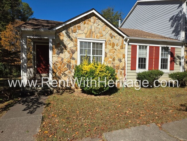 Primary Photo - WOW!!! GORGEOUS DUPLEX / GREAT ROOMMATE FLOORPLAN / UPGRADES / GREAT LOCATION / PRIVATE YARD