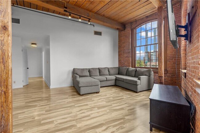 Building Photo - 555 S Water St