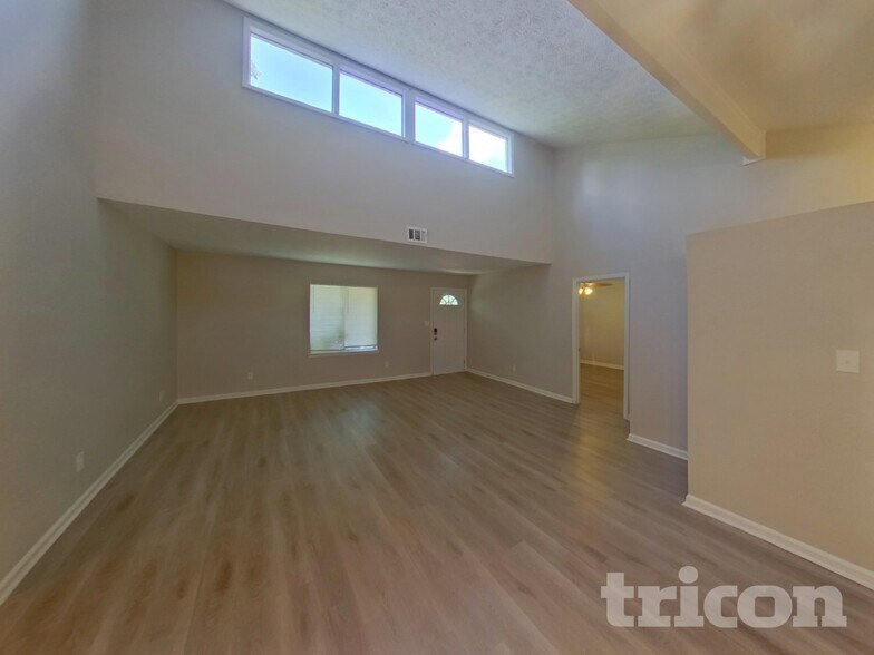 Building Photo - 3224 Creekwood Dr