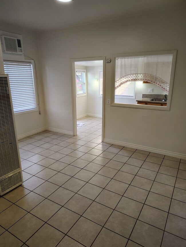 Building Photo - 818 E Rte 66