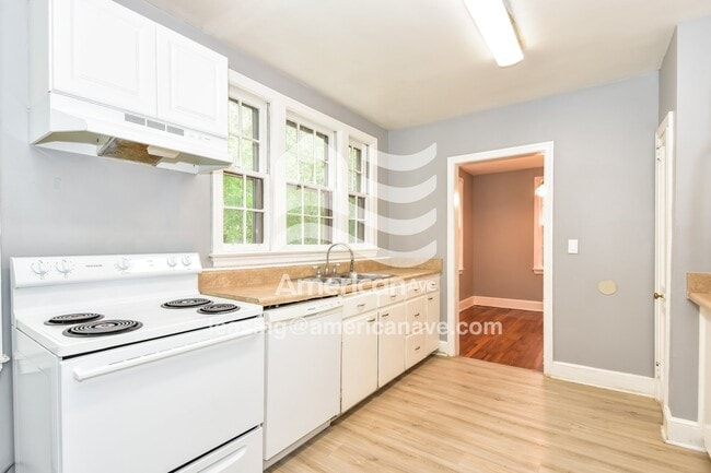 Building Photo - 300 Summerlea Dr