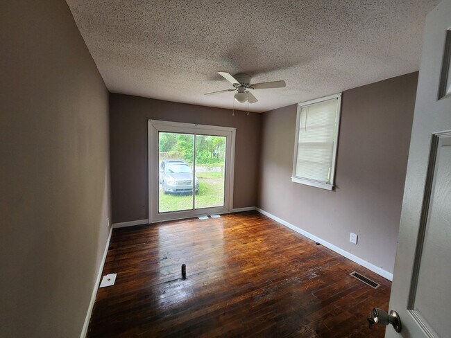 Building Photo - Stunning 3-Bedroom Home with Fresh Modern ...