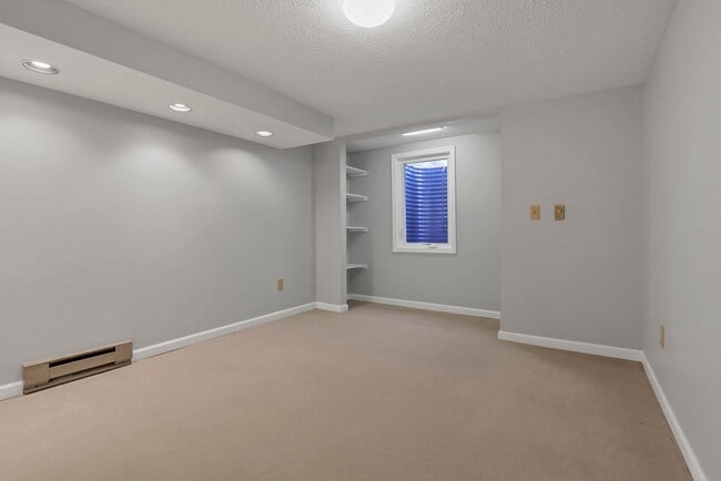 Building Photo - 5399 Thornburg Ct