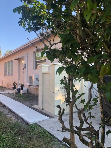 Studio main entrance - 851 SW 49th Ter