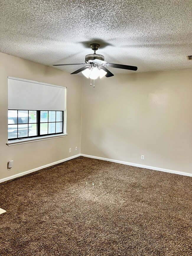 Building Photo - 3/2 LARGE fenced in yard!