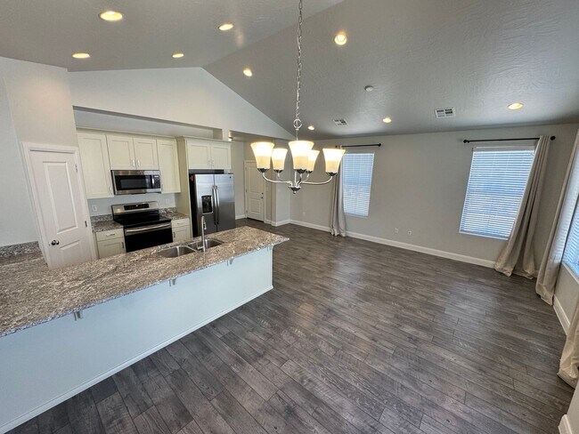 Building Photo - Pet Friendly!! Fresh and Clean!!  Ready to go!