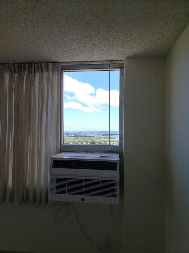 Building Photo - 1060 Kamehameha Hwy