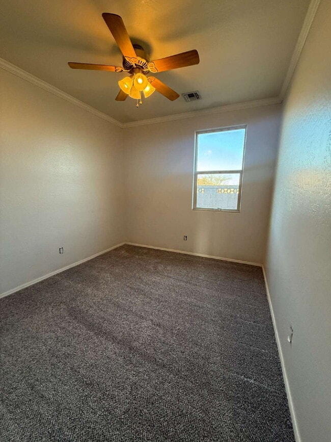 Building Photo - 4 Bedroom 2 Bath with Den in Canyon Trails