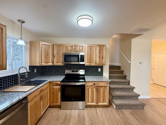 Building Photo - Great 3 bedroom 2 bath Home with Attached Garage in North Fort Collins, CO -  Newly Updated with ...