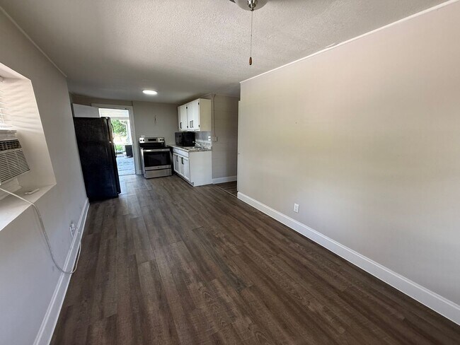 Building Photo - 702 21st Ave W