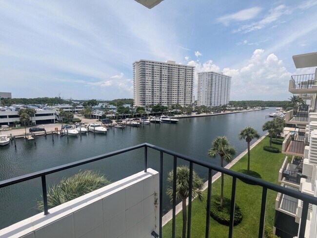Building Photo - 220 Kings Point Dr