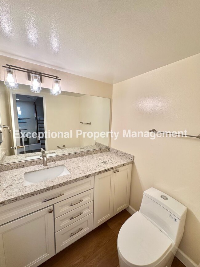 Building Photo - Ready to move in 2 bedroom 3 bath townhome