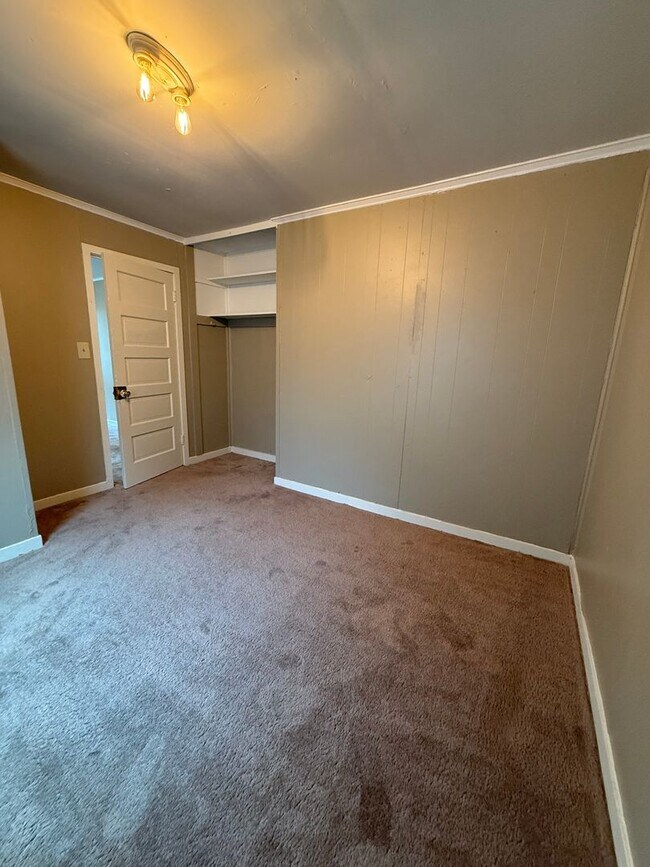 Building Photo - Charming 2-Bedroom Duplex in a Convenient Location!