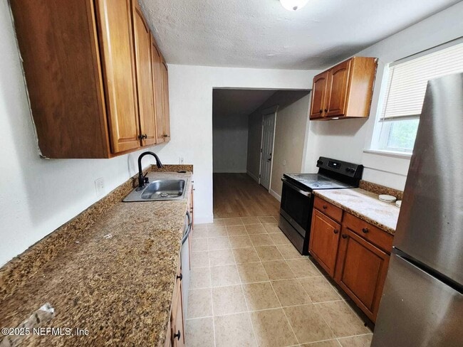 Building Photo - 1323 W 30th St
