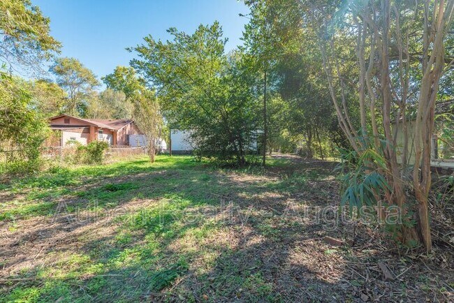 Building Photo - 2524 Rhodes Dr