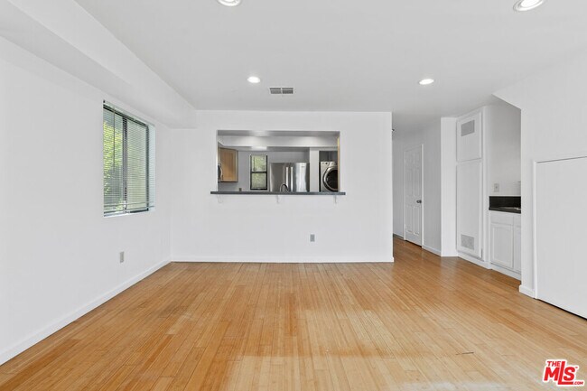 Building Photo - 2480 Penmar Ave