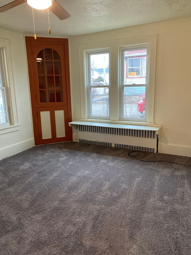 Building Photo - Updated 3 Bedroom House with 1st floor lau...