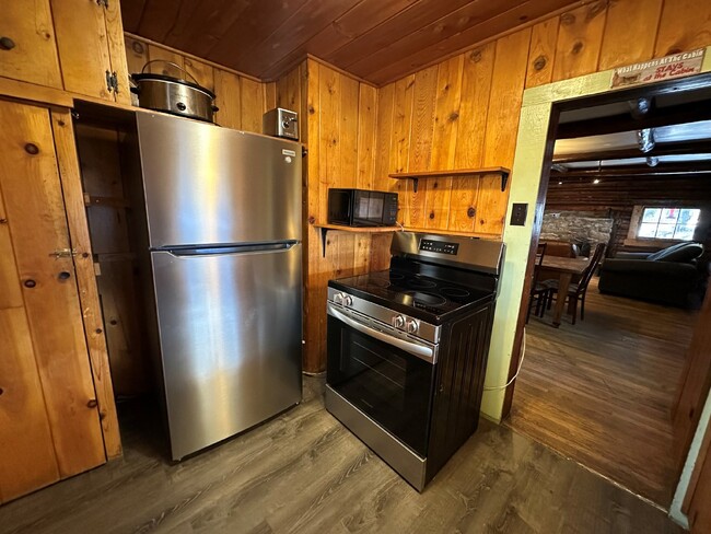 Building Photo - Two Bedroom Cabin in Indian Hills!