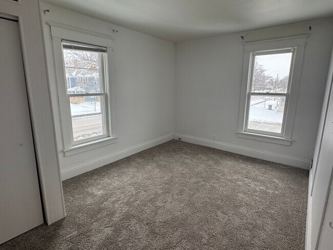 Building Photo - 321 W 5th St