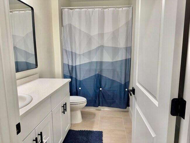 Building Photo - Stunning 4/3 with NO REAR NEIGHBORS!