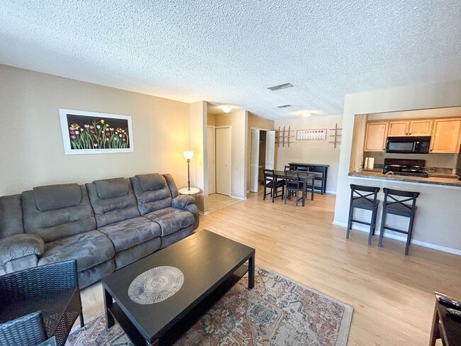 Building Photo - Pet friendly! Windsor Park #1226