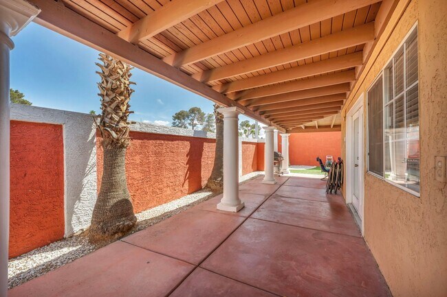 Building Photo - 3 Bed FULLY FURNISHED Pool Home