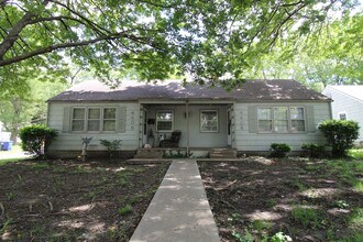 Building Photo - May FREE On This 1 Bedroom 1 Bath Duplex in Olathe