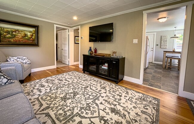 Building Photo - Kelsey's Cottage: Fully Furnished 2 bd/1ba Jacksonville Cottage, Large yard! $300 Utility Fee