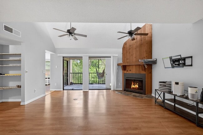 Building Photo - Cozy 3 Bedroom Available in Tampa!