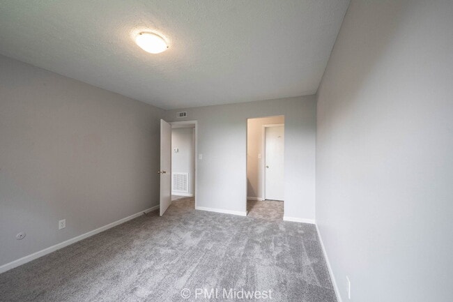 Building Photo - "Charming & Spacious 2-Bedroom Haven in Sh...