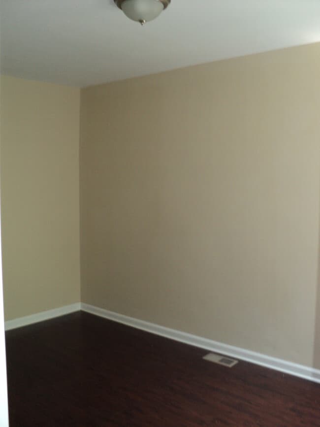 Building Photo - Gorgeous 3 BR - Mt. Airy