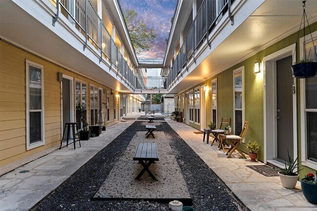 Building Photo - 2526 Durwood St