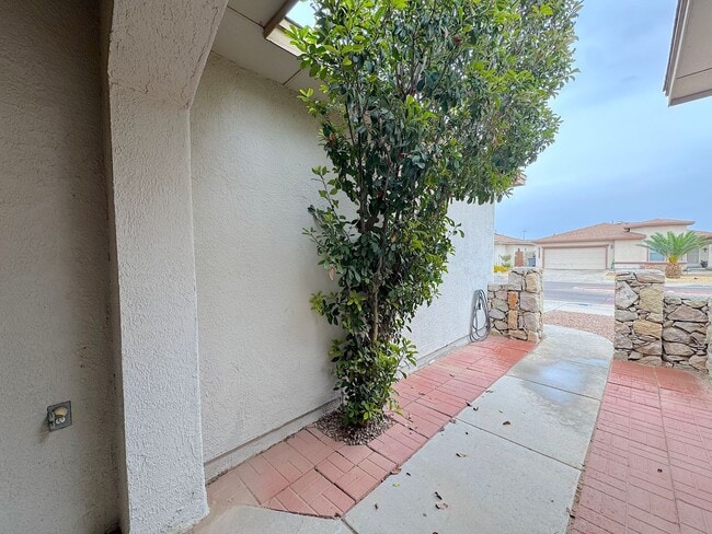 Building Photo - Northeast El Paso 3 Bed/2 Bath Refrig A/C
