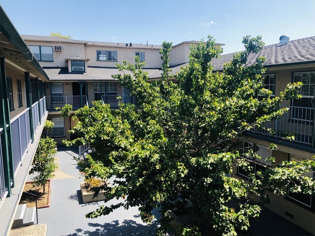 Building Photo - 410 S Sierra Madre Blvd