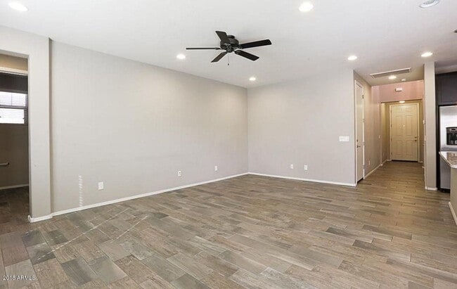 Building Photo - Stunning 3 bedroom plus Den with 2.5 bathrooms. Come, show & rent today!!!  End property!!!  Good...