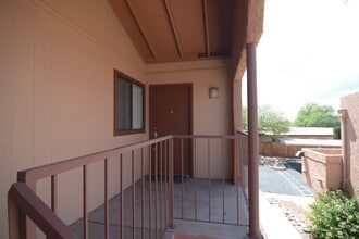 Building Photo - Recently Remodeled 2 Bedroom 2 Bath Condo! Close to the U of A!