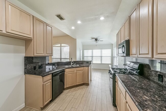 Building Photo - Light and Bright Ready for Immediate Move In!