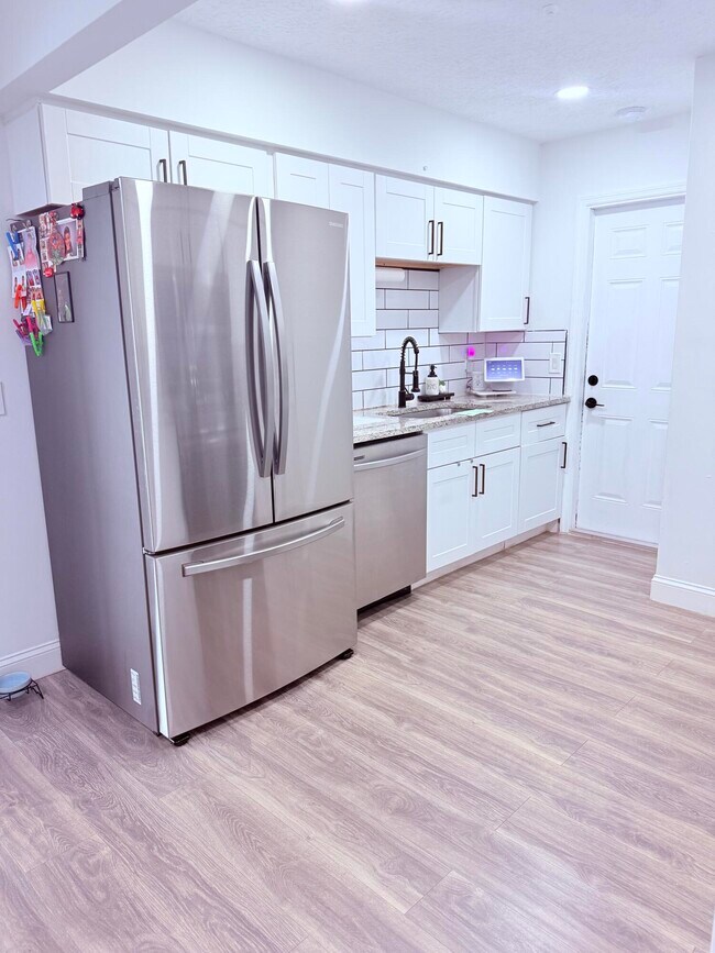 Building Photo - 302 SW Whitmore Dr