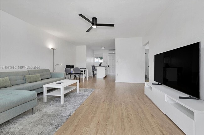 Building Photo - 1001 NE 110th St