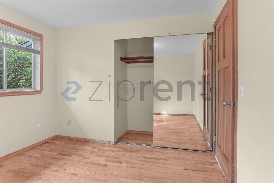 Building Photo - Unit