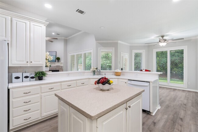 Building Photo - 25818 Overlake Dr