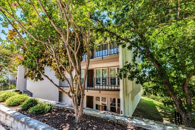 Building Photo - 6910 Hart Ln