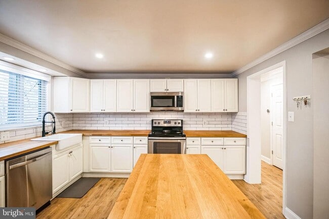 Building Photo - 16080 Deer Park Dr
