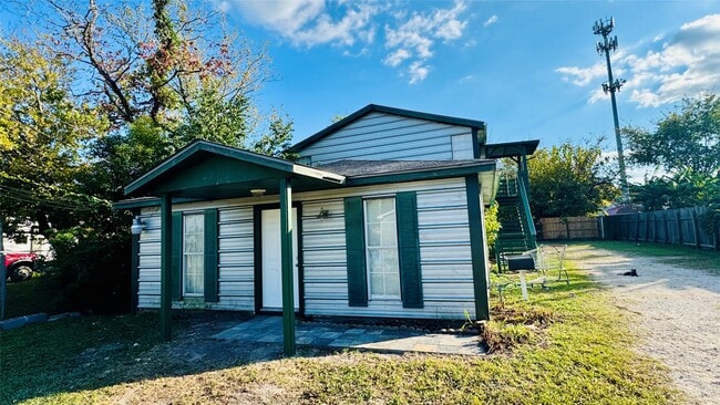 Primary Photo - 105 Clear Lake Rd