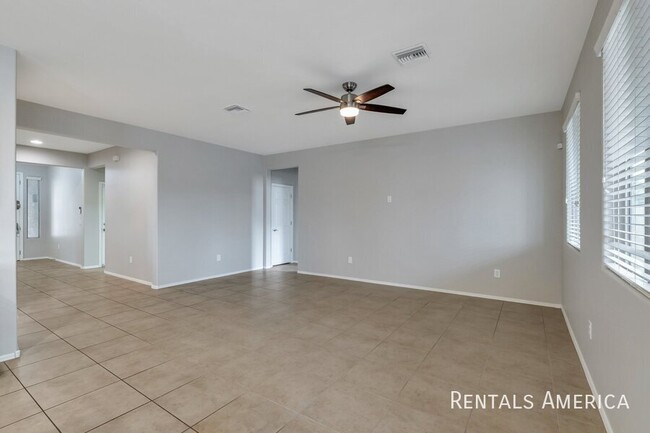 Building Photo - Immaculate 4 Bedroom / 3 bathroom with SOL...