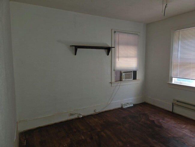 Building Photo - 1003 E Walnut St