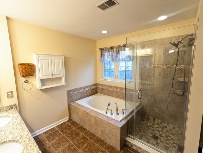 Building Photo - Townhome in *OAKDALE school district* ready for you now!